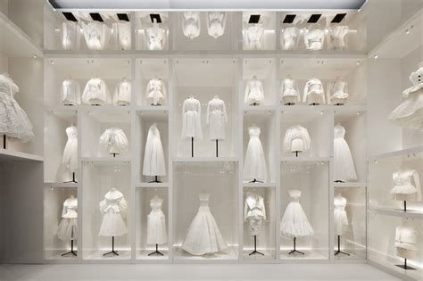 dior england ausstellung|dior fashion show.